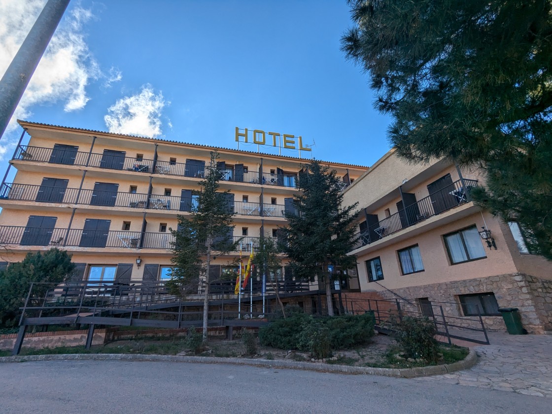 Los refugiados estarán seis meses más en Mora al ampliar el contrato con el hotel