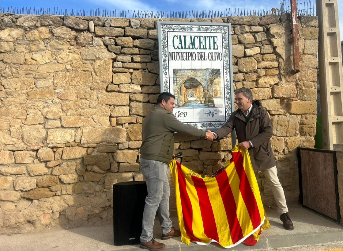 Calaceite desvela una nueva placa por su reintegración en la AEMO