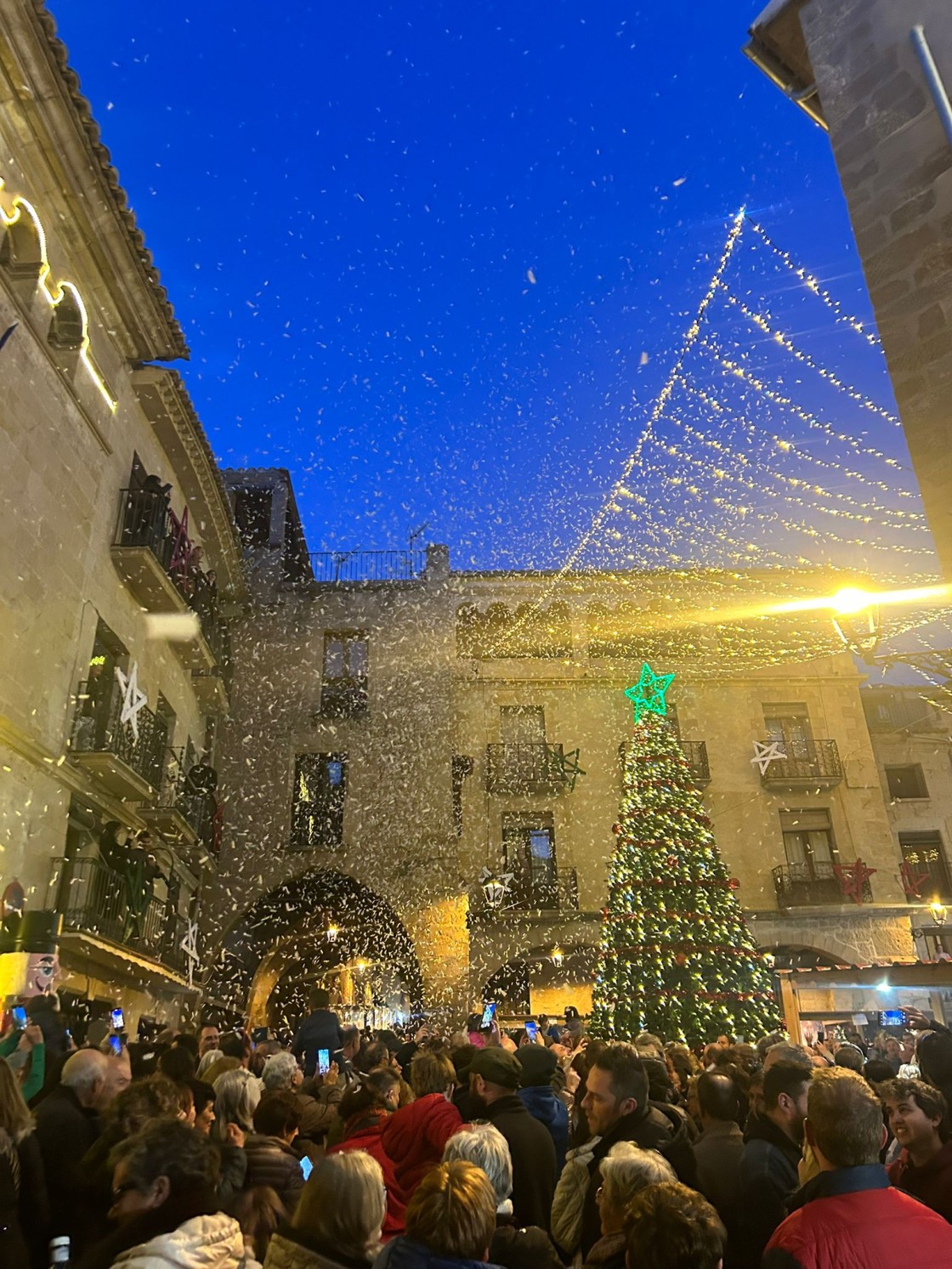 Calaceite encamina la Navidad con una feria que reivindica el papel del aceite y el trabajo del territorio