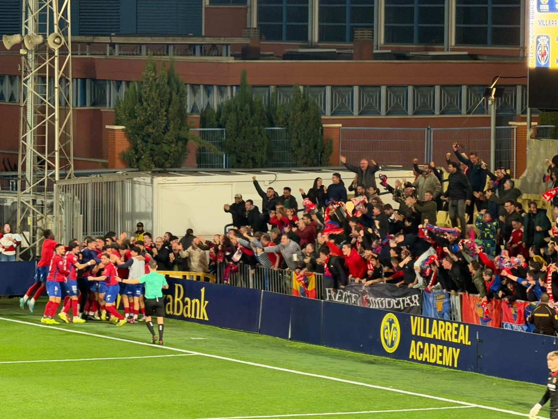 Fiesta entre los 150 hinchas que vieron en directo la última versión mejorada del CD Teruel