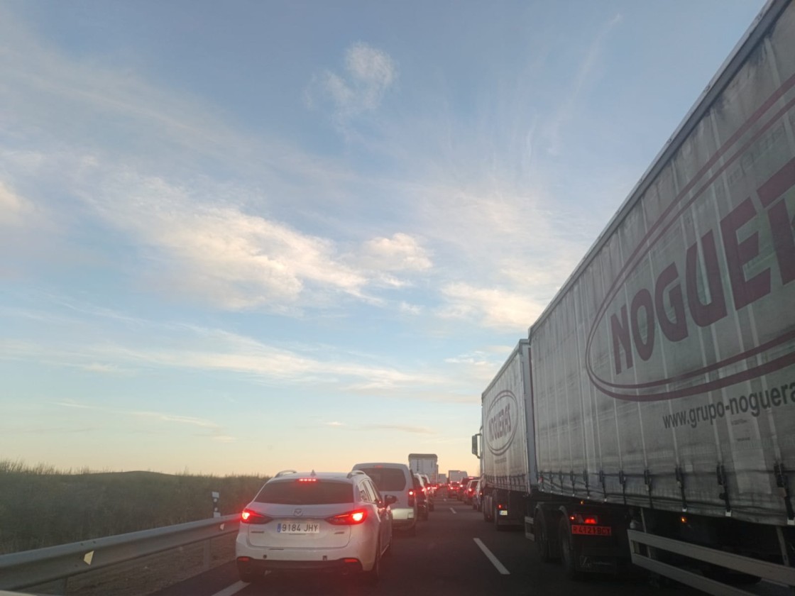 La A-23, cortada 2 horas en sentido Levante por el incendio de un coche