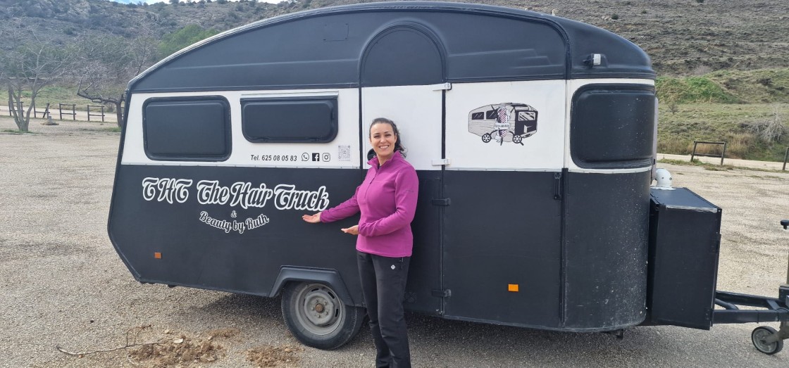 Ruth Blasco lleva la peluquería móvil a los pueblos más pequeños de Cuencas Mineras