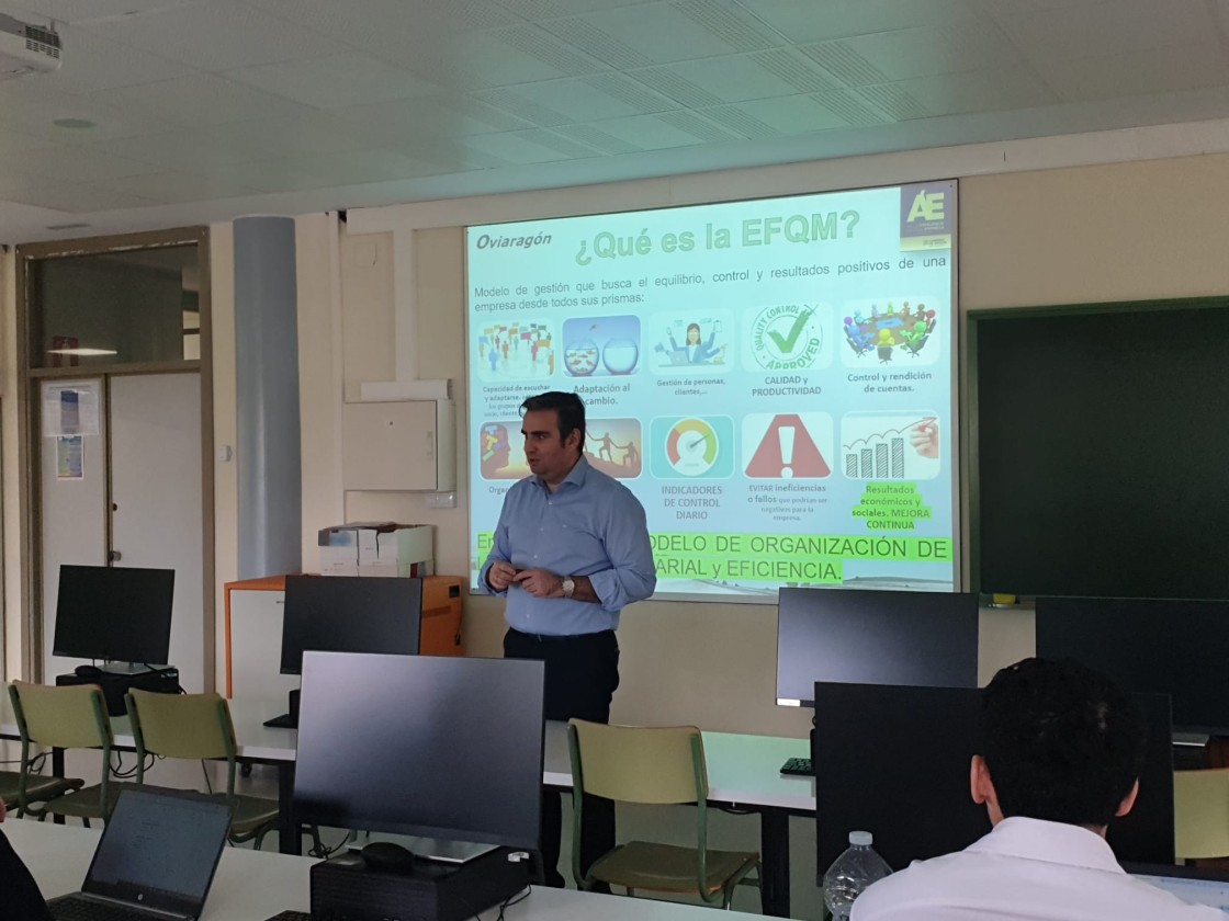 Los alumnos de ADE ven cómo se gestiona una cooperativa: Oviaragón