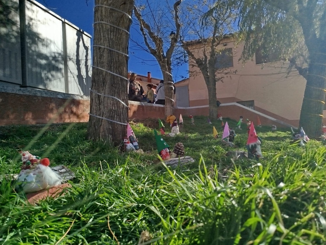 Una treintena de gnomos anuncian  la Navidad en Palomar de Arroyos