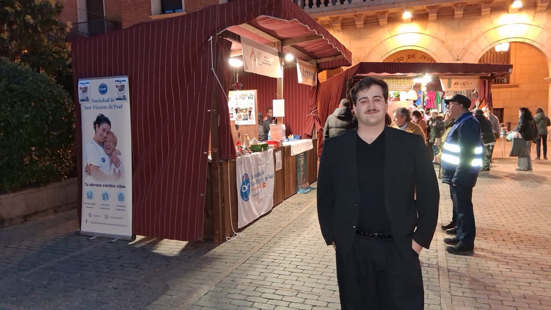 El mercado solidario de la plaza San Juan arranca con la magia de Asier Nuei