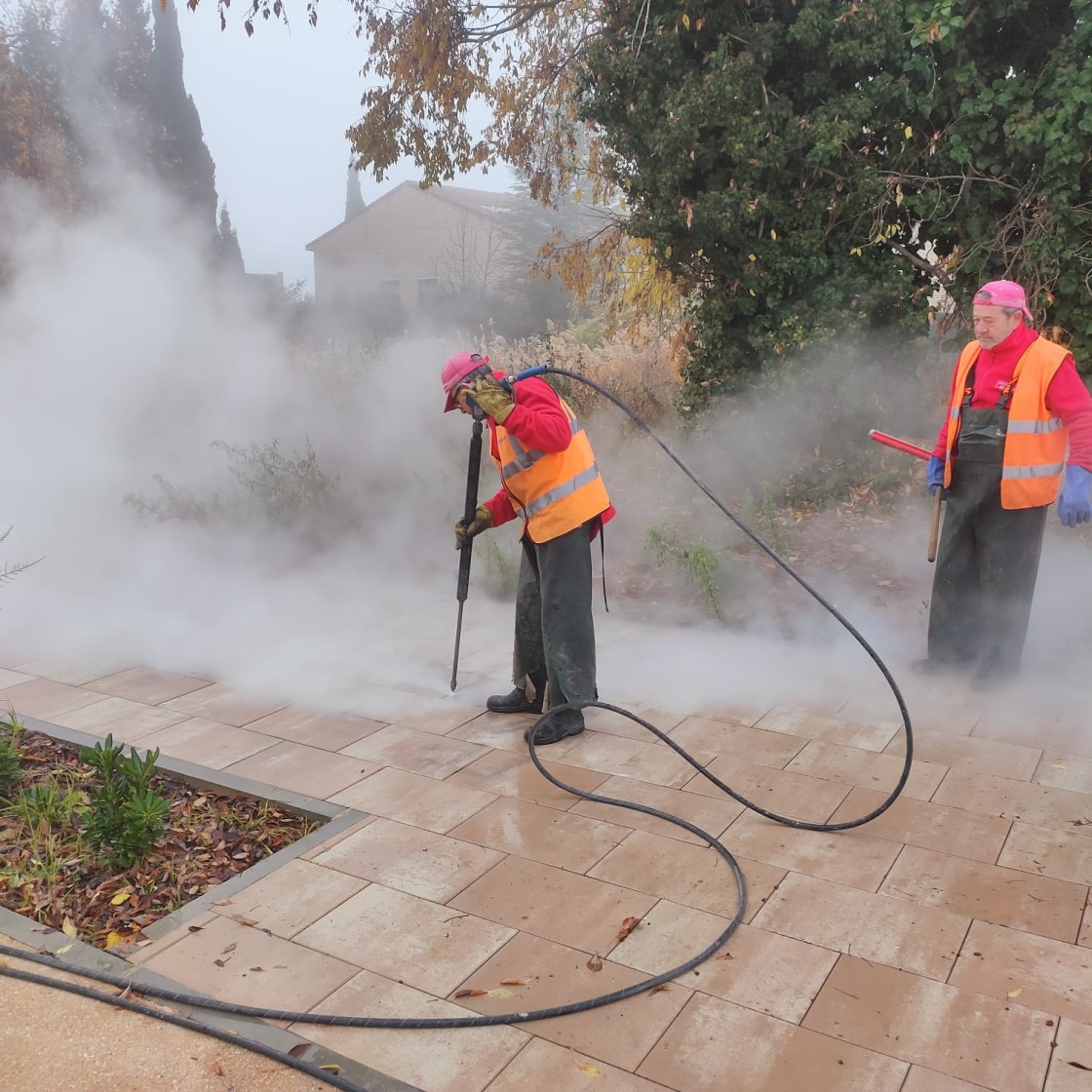 Una empresa especializada limpia Alcañiz de pintadas y grafitis