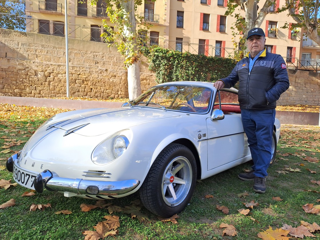 Ángel Martínez 'Pepinero', coleccionista de vehículo clásico: “Con el Alpine, que restauré hace 42 años, he disfrutado y me he dado a conocer por España”