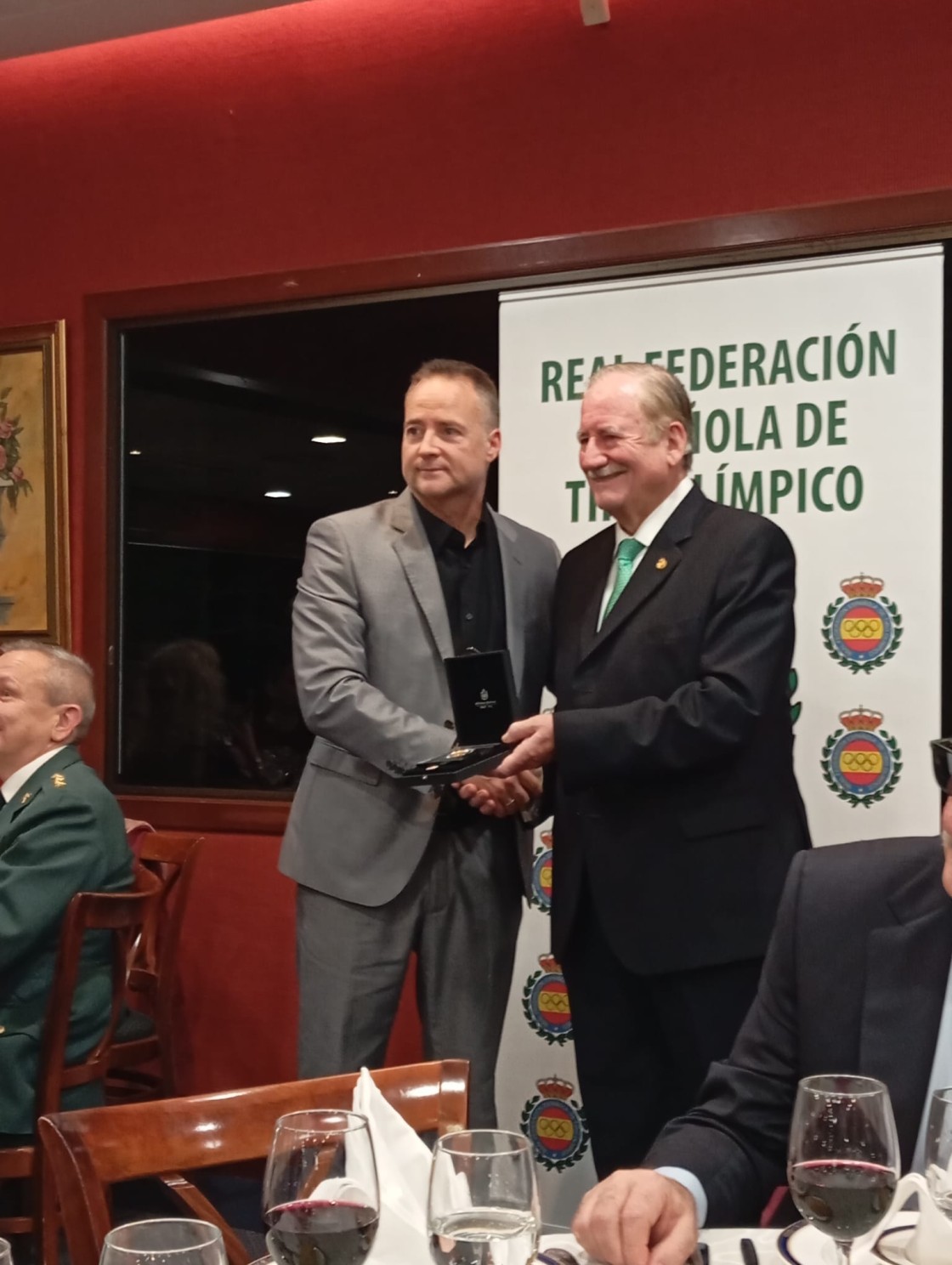 José Luis Jiménez Carbó recibe la medalla del Comité Olímpico Español