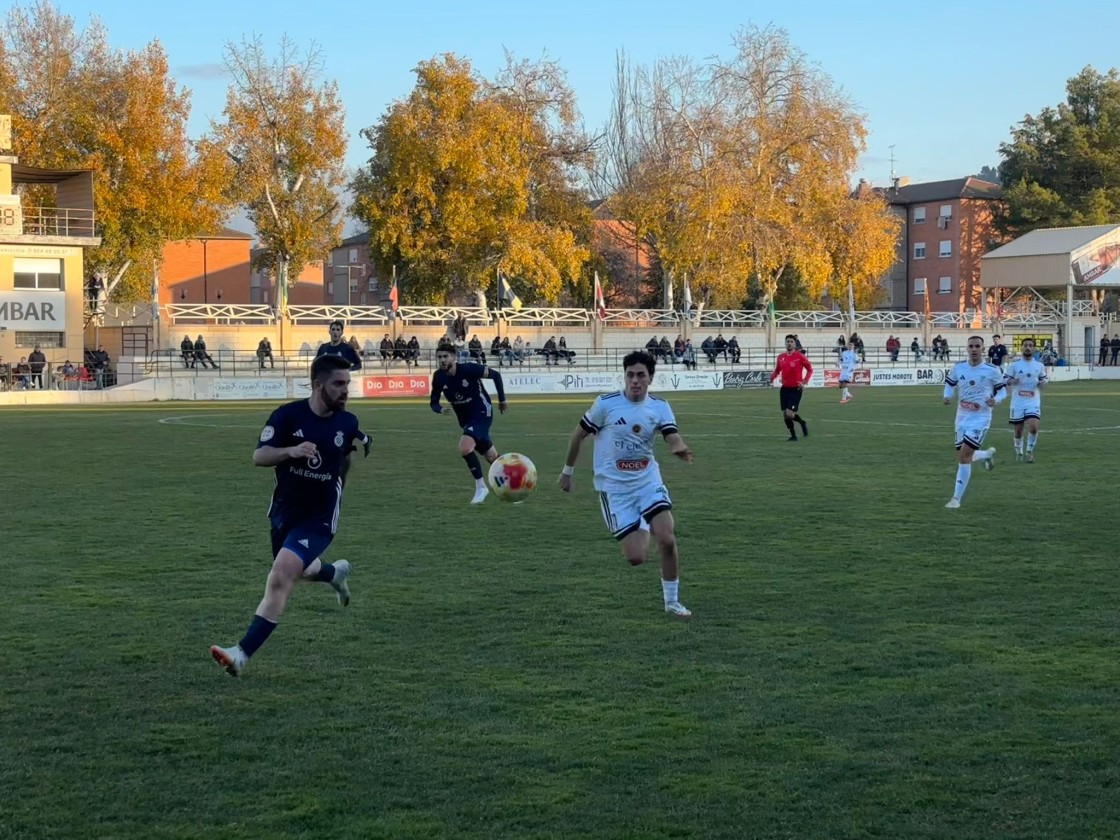 Un penalti y una expulsión rompen al Andorra y propulsan a La Almunia (0-3)