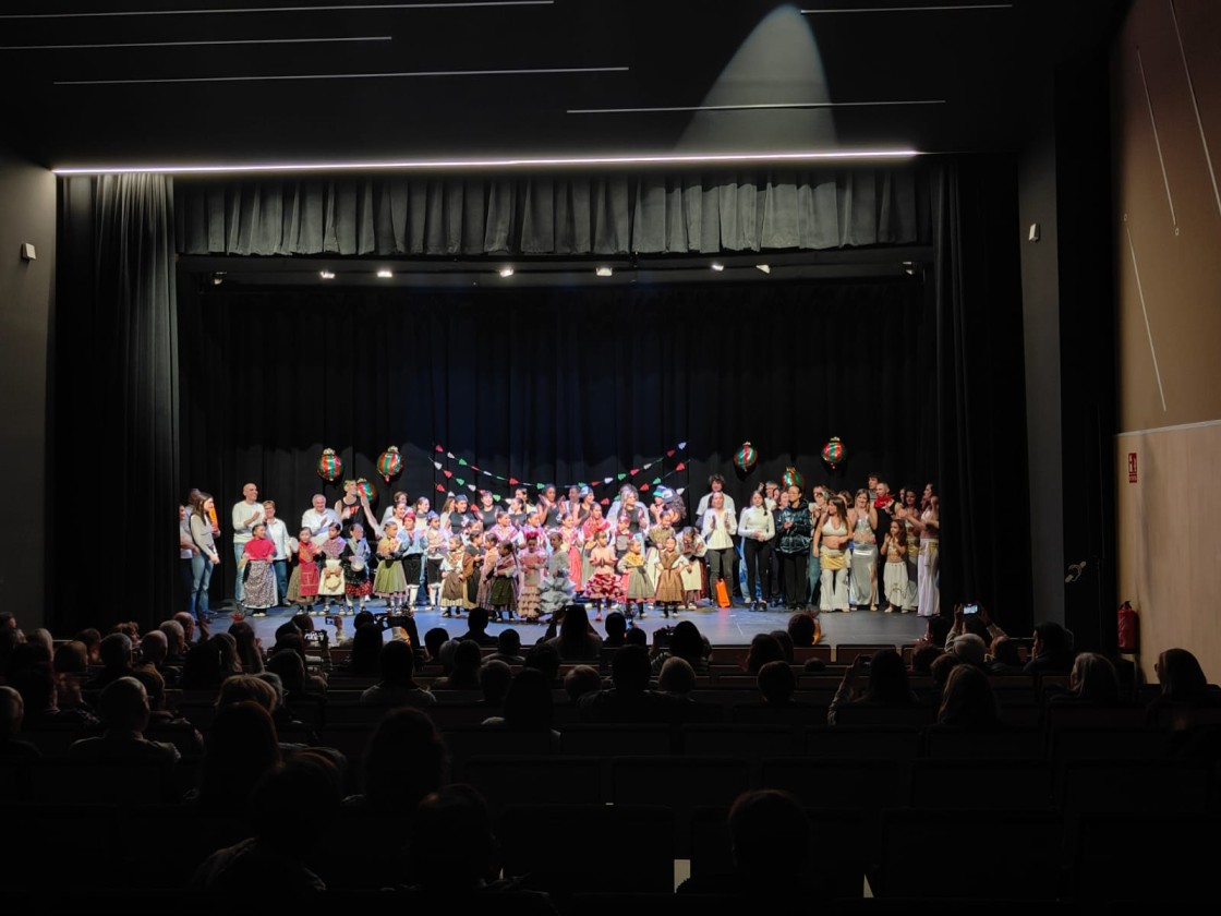 El Encuentro de Tradiciones Navideñas llena de emoción con mucho arte y magia el auditorio Torre del Salvador