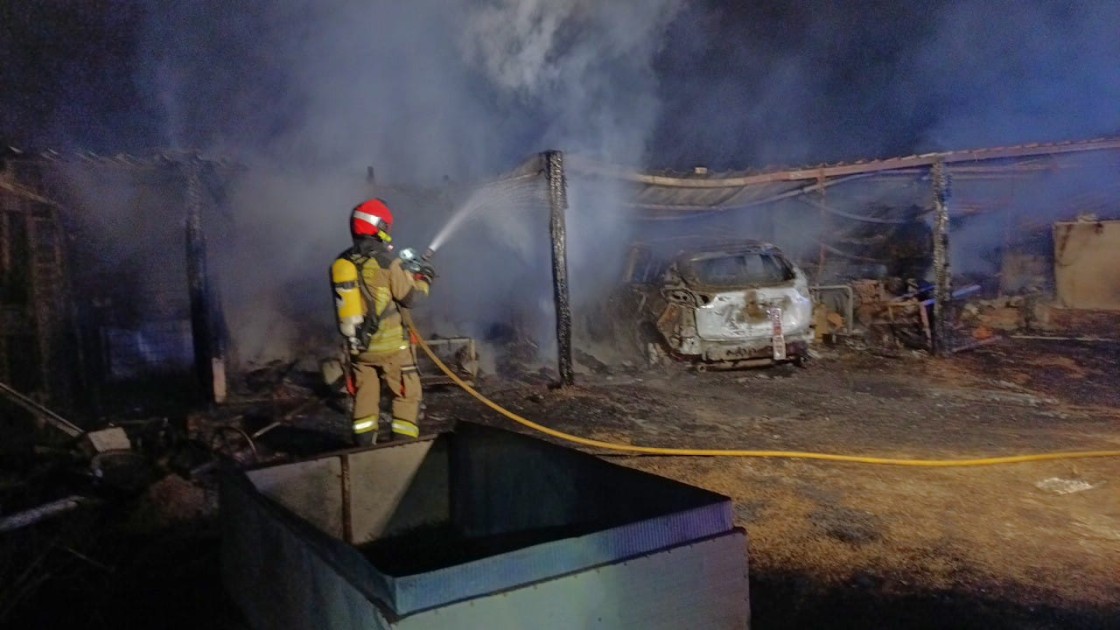 Se quema un masico en el polígono Los Pañizales de Alcañiz, sin daños personales