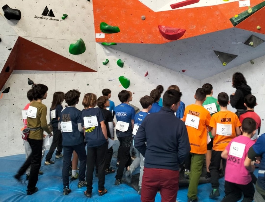 Casi cien jóvenes en el inicio de la temporada de escalada escolar en Alcorisa