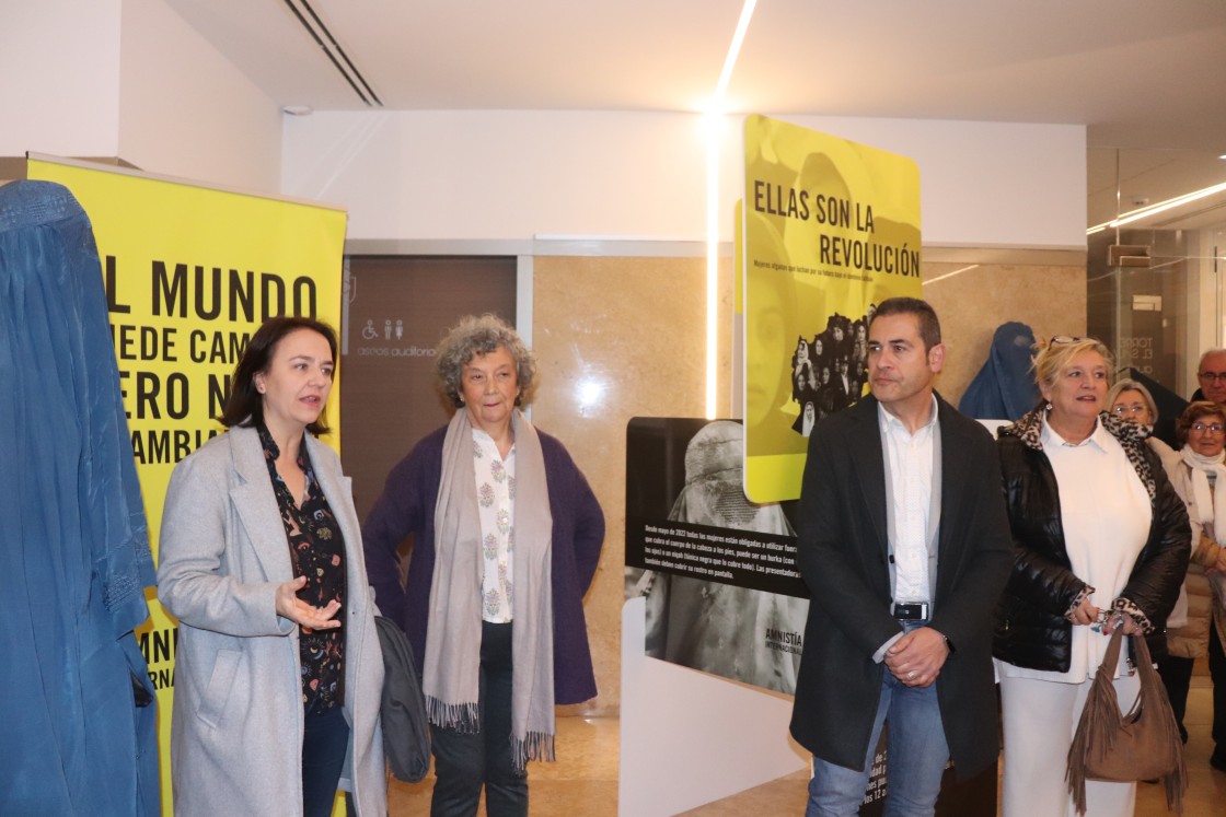 Una exposición de Amnistia Internacional visibiliza la opresión de la mujer afgana