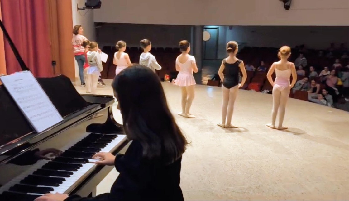 Las bailarinas de Las Torres brillaron  sobre el escenario del Auditorio de San Julián