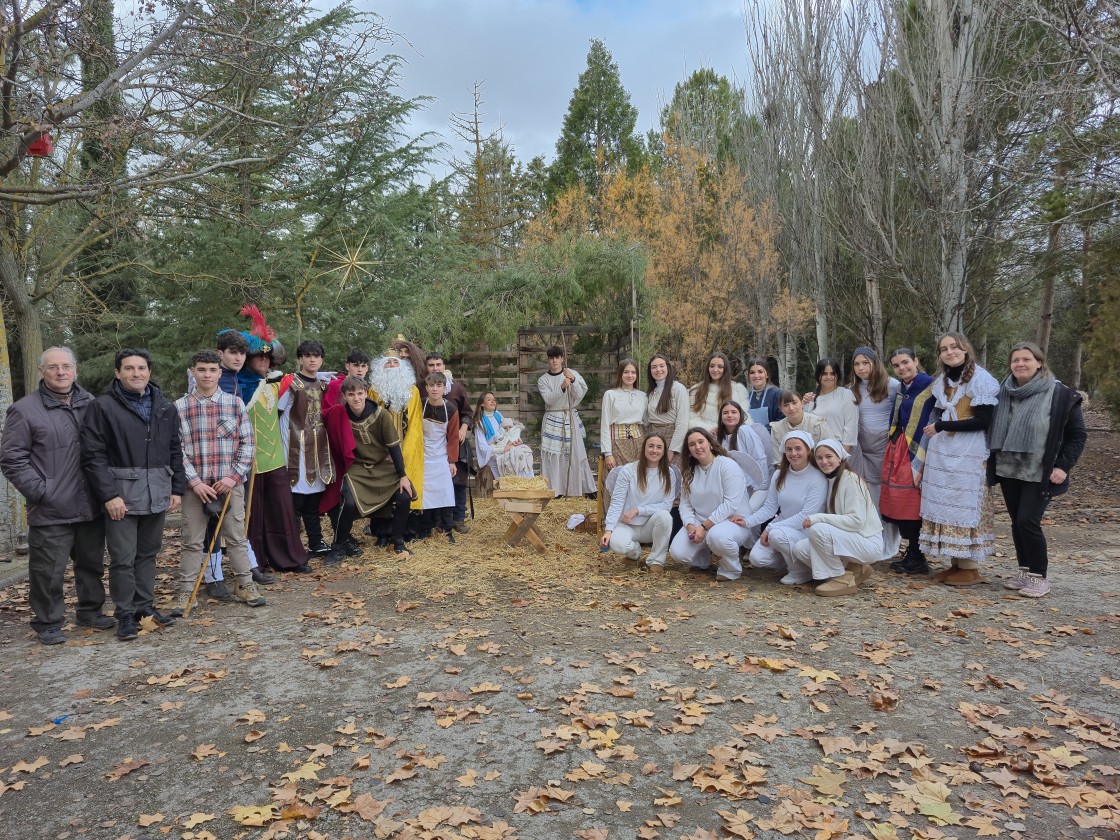 Alumnado de 1º de Bachillerato del colegio Las Viñas da vida al Belén