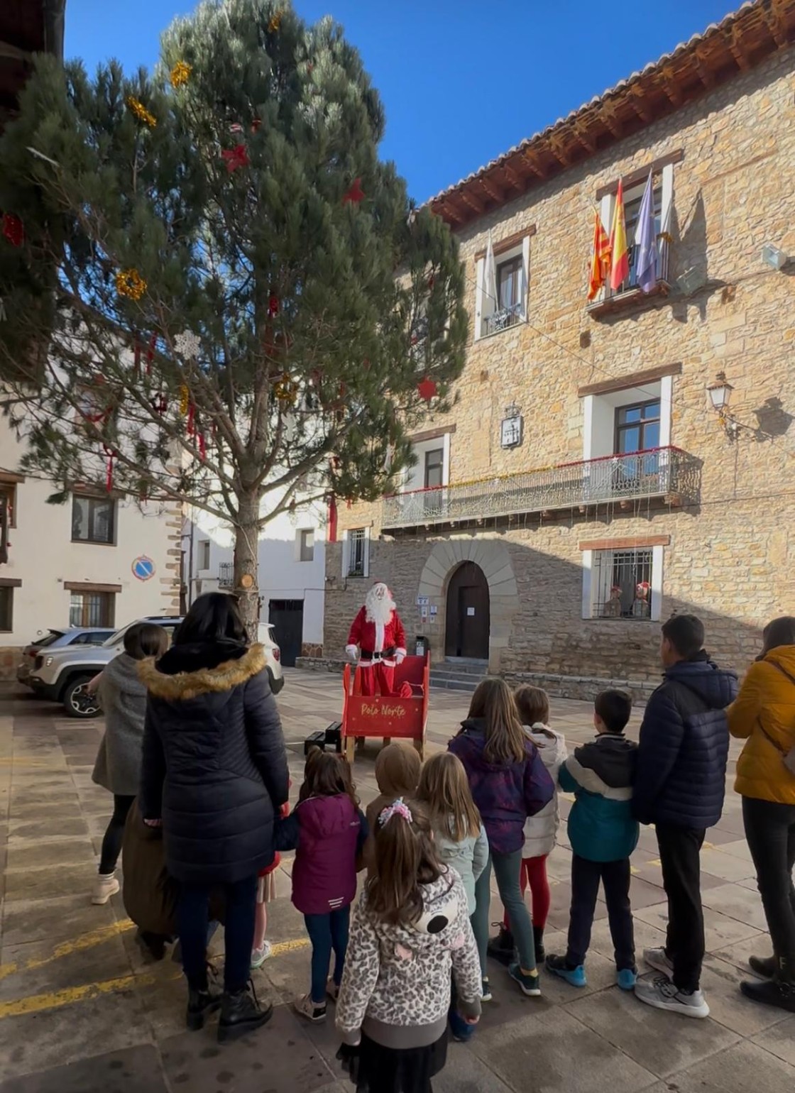 Papá Noel visita Linares y deja su trineo para que los niños y mayores se monten