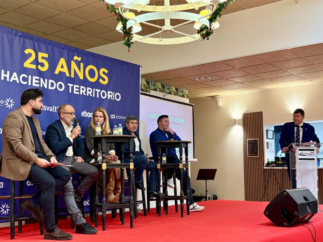 Los empresarios participan en una mesa redonda sobre trabajo en red