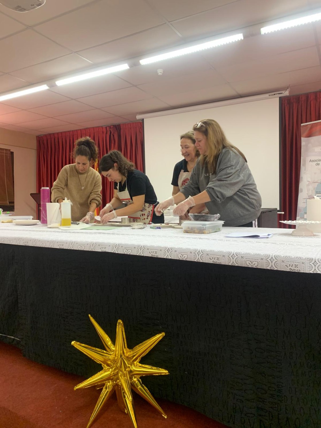 Las mujeres socias de Santa María la Mayor aprenden recetas y decoración navideñas