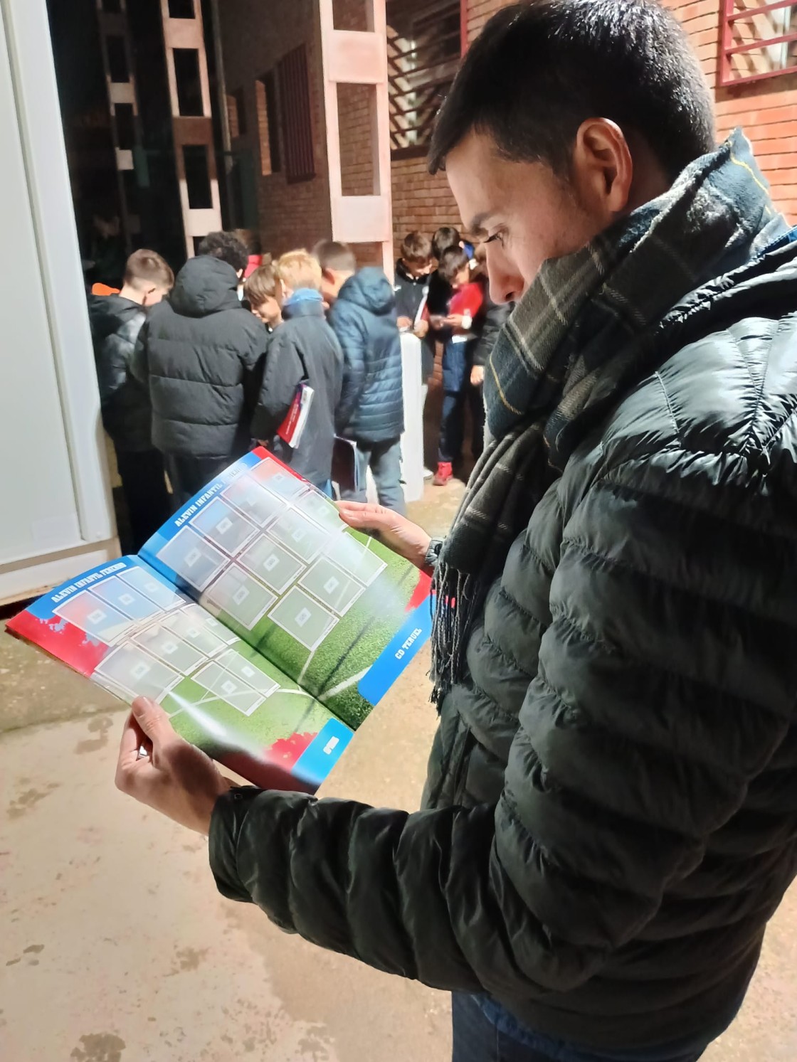 El Teruel edita su álbum de cromos con los jugadores de todos sus equipos