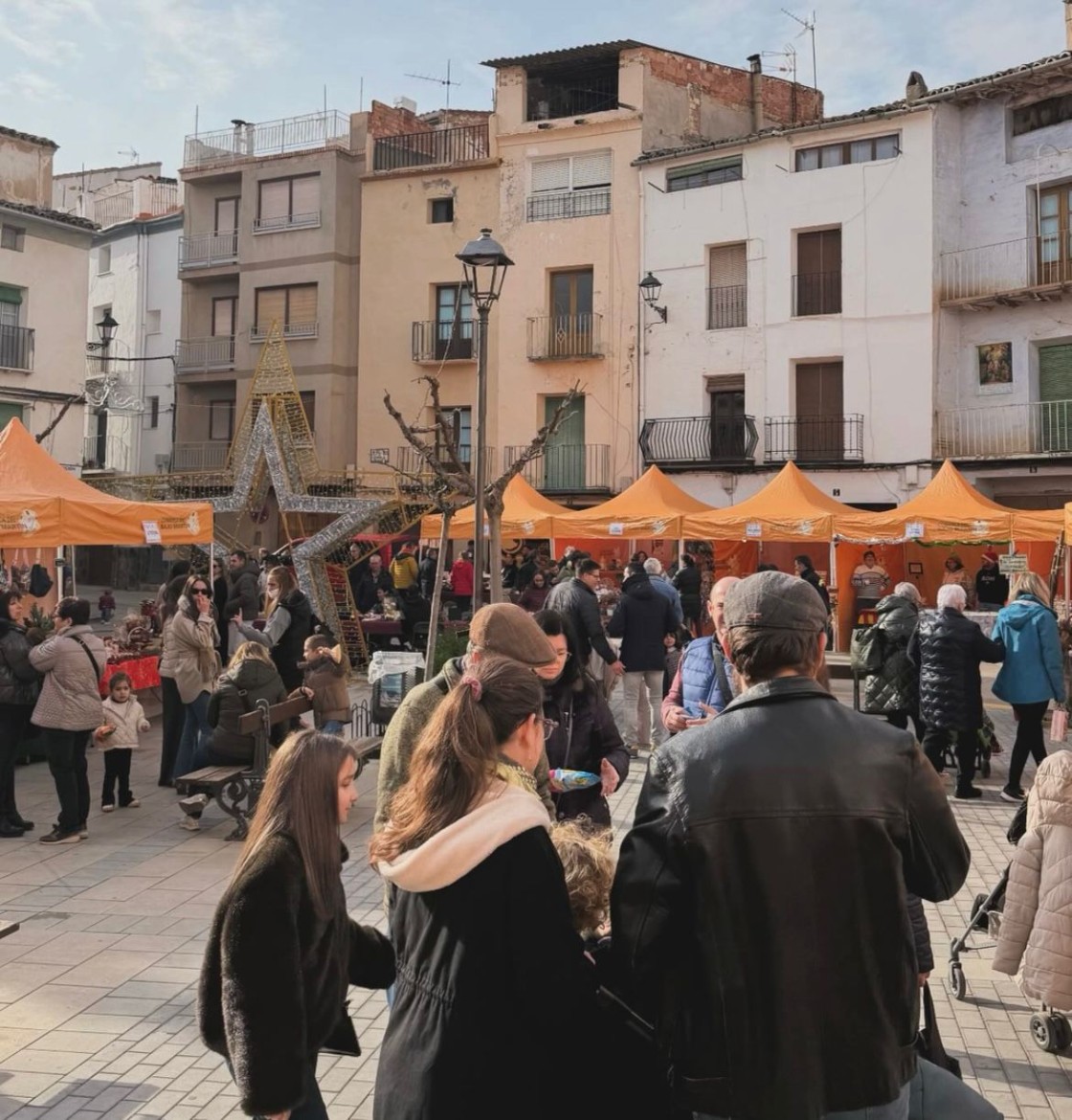 Más de 20 puestos dan vida al mercado navideño de Albalate del Arzobispo
