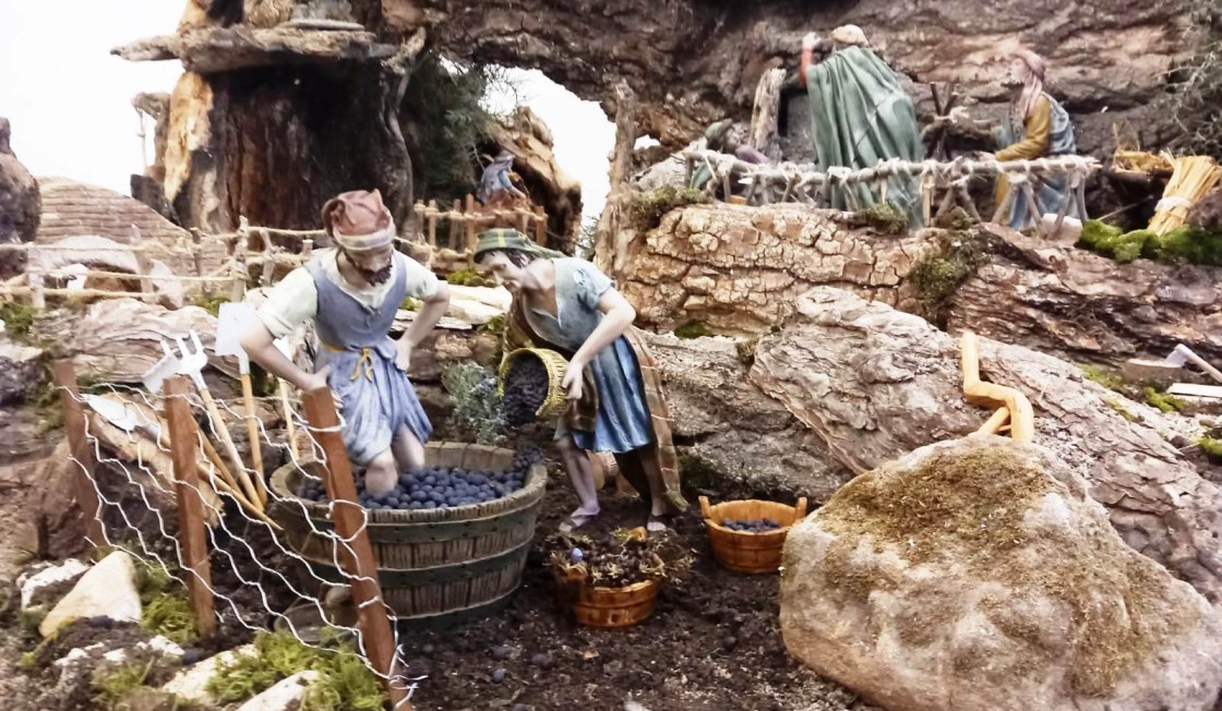 Escucha planta un belén realista en la parroquia  de San Juan Bautista