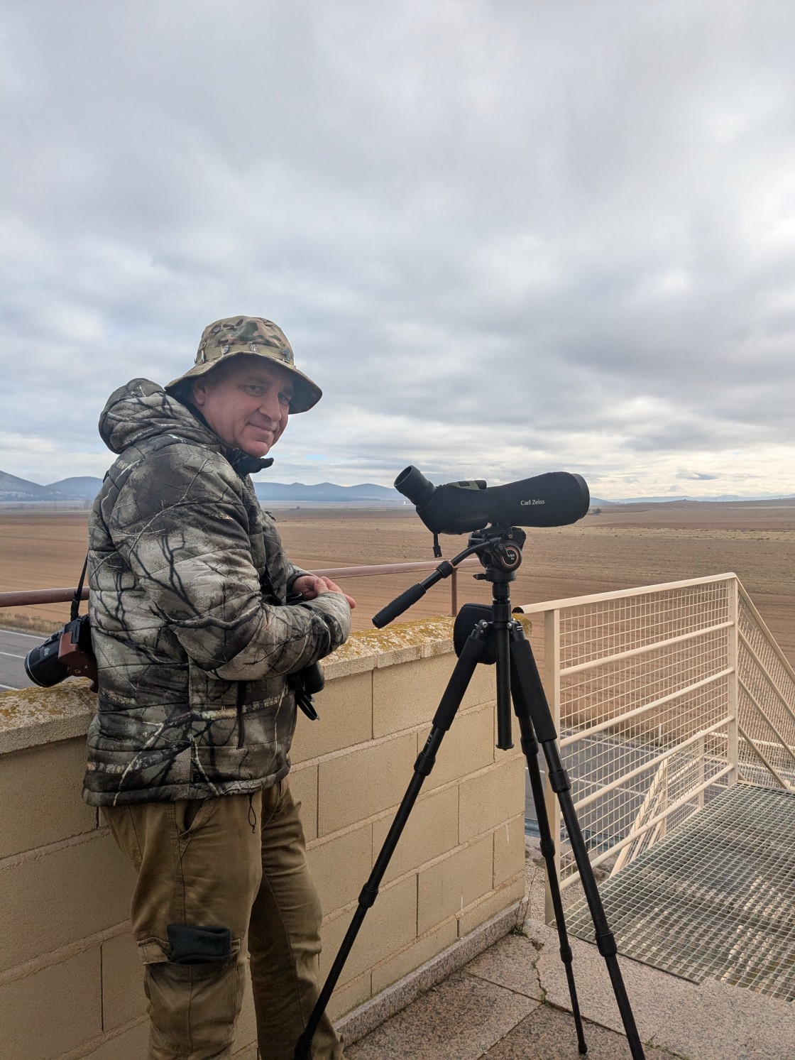 Francesc Anguas, aficionado a la ornitología: “Las entradas y salidas de  las grullas al dormidero en Gallocanta son espectaculares”