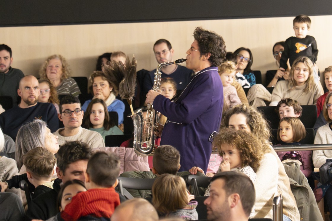 La música y el humor de Jano llenan el auditorio del centro cultural San Julián