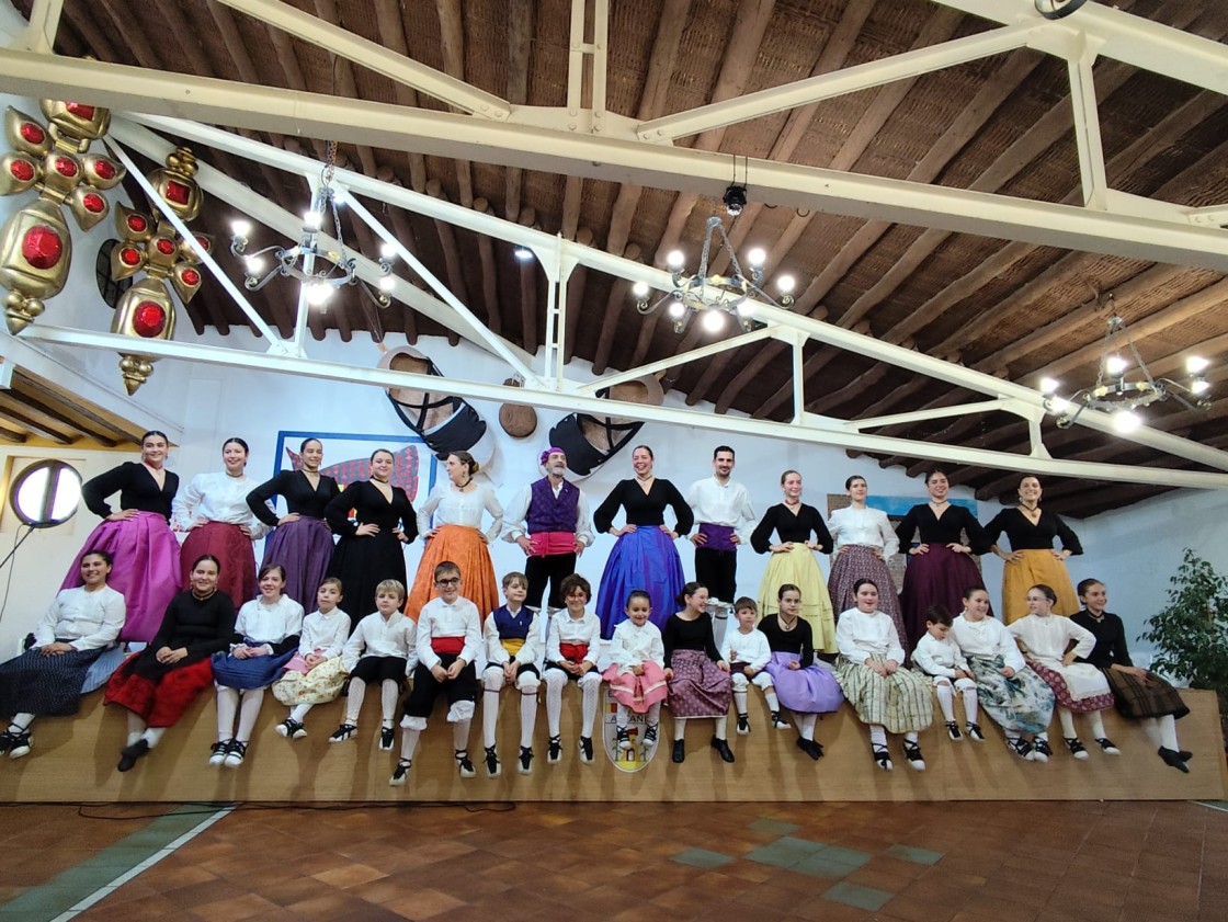 30 alumnos participan en la gala navideña de jotas de Pedrós