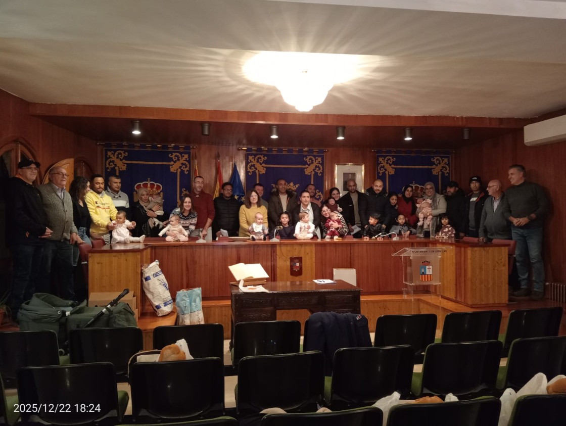 Utrillas reparte cheques bebé  de 1.400 euros entre 14 familias del municipio