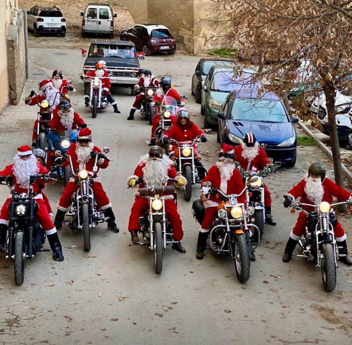 Los Papanoeles en moto reparten ilusión infantil en Alcañiz el día de Nochebuena