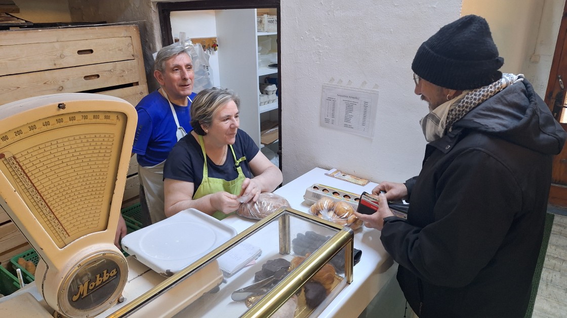 La panadería de Burbáguena cierra un siglo y tres generaciones después