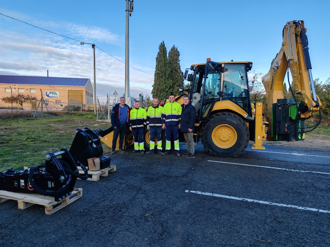 Alcañiz incorpora una excavadora mixta para mantener caminos rurales