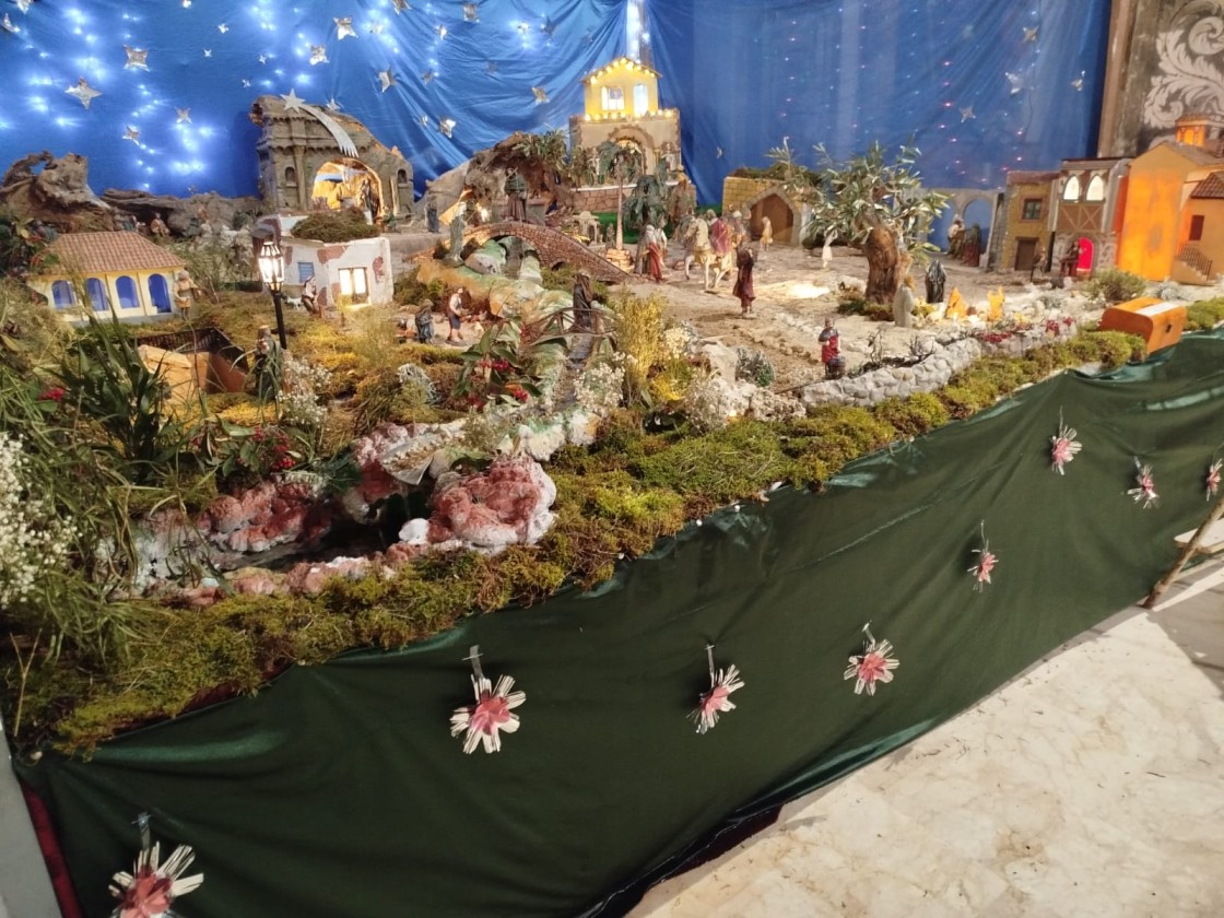 El belén que se exhibe en La Mata de los Olmos apuesta por la tradición y la historia