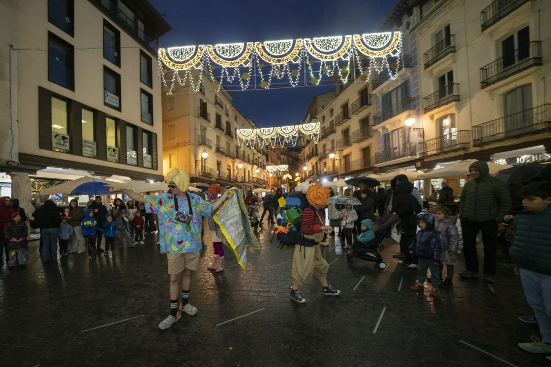 Los turistas locos de Marzomayea ponen patas arriba las calles del Centro Histórico