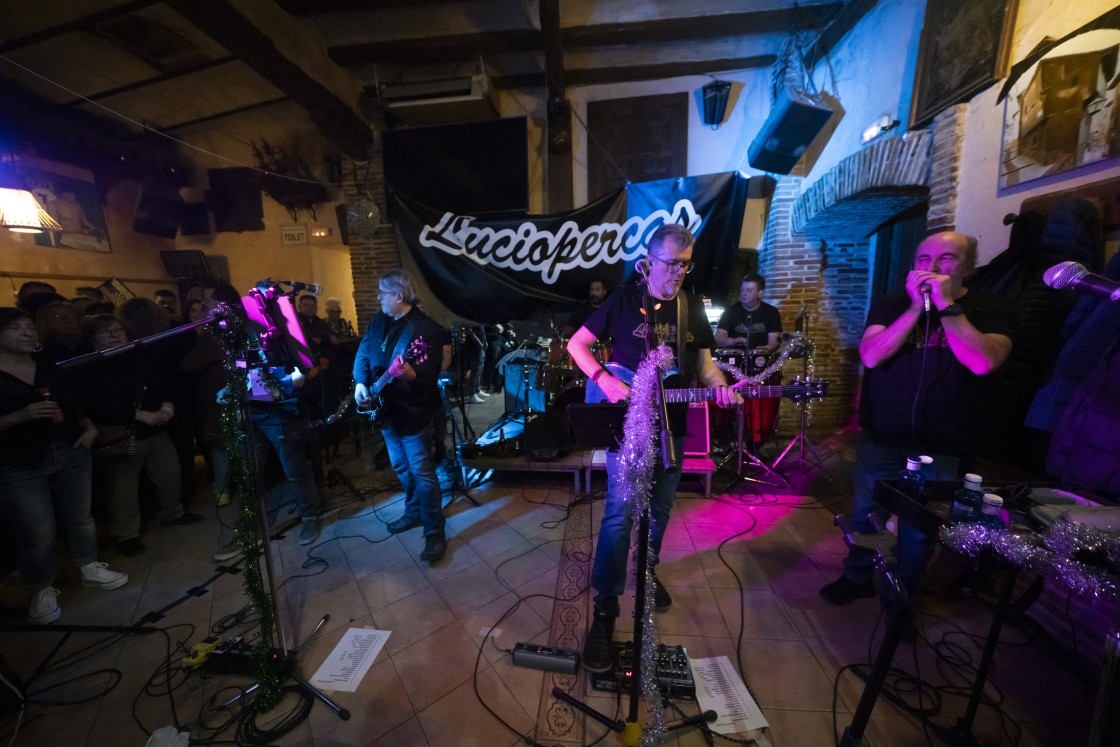 Luciopercas llenó La Fonda del Tozal de público, envases de leche y la mejor música