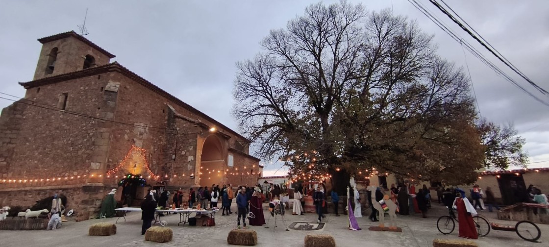 El belén de Alobras crece hasta la treintena de figuras humanas y más escenas costumbristas