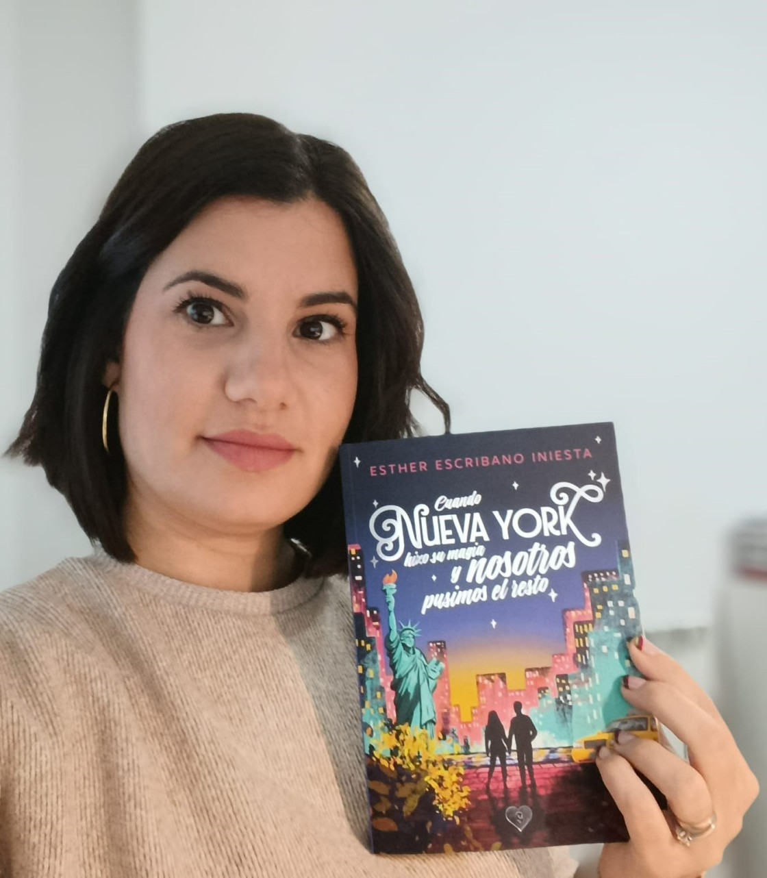 Esther Escribano, escritora: “Respeto el género porque quien se acerca a la novela romántica espera encontrar sus elementos”