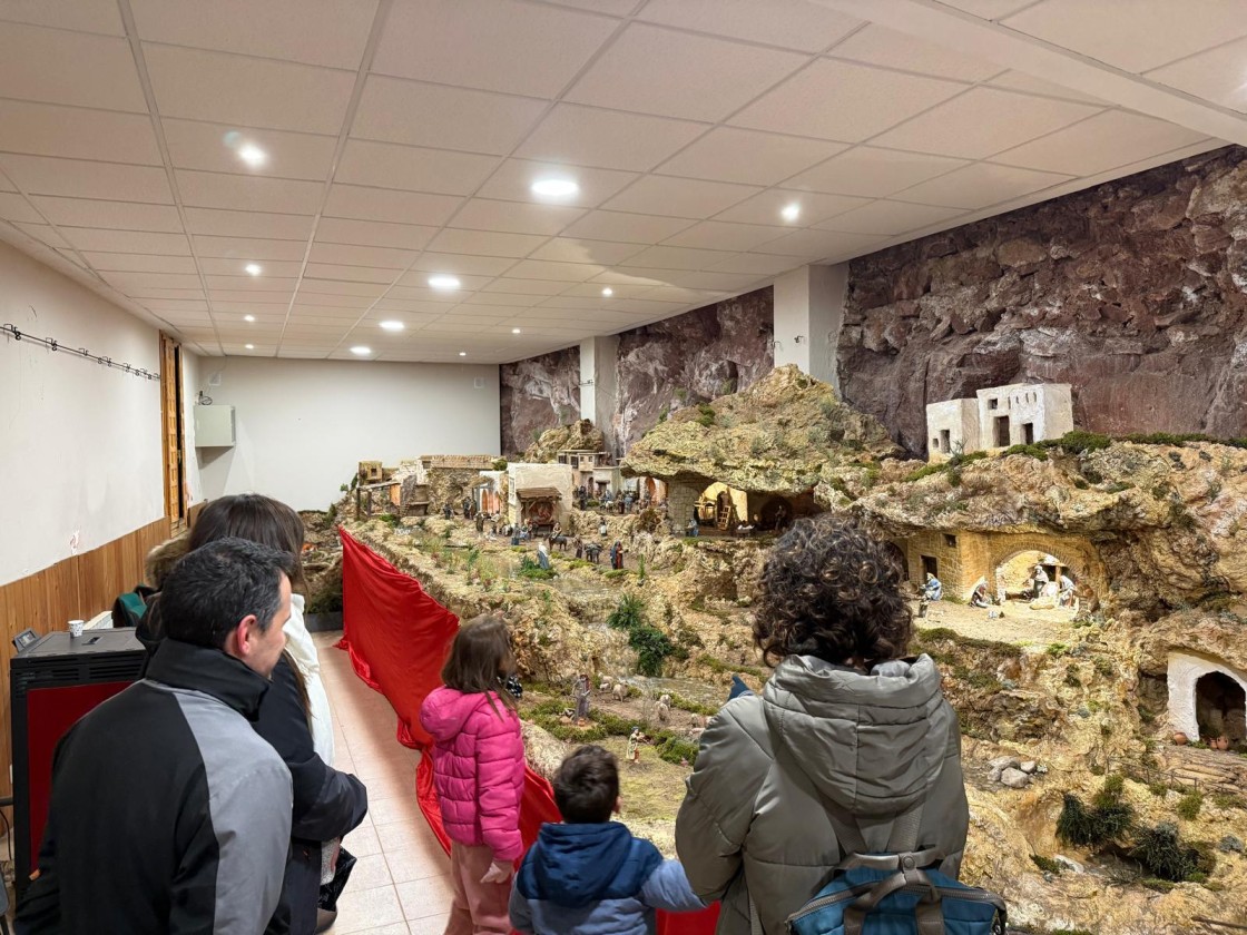 Artesanía local y figuras de autor andan juntas hasta el portal de belén de Torres