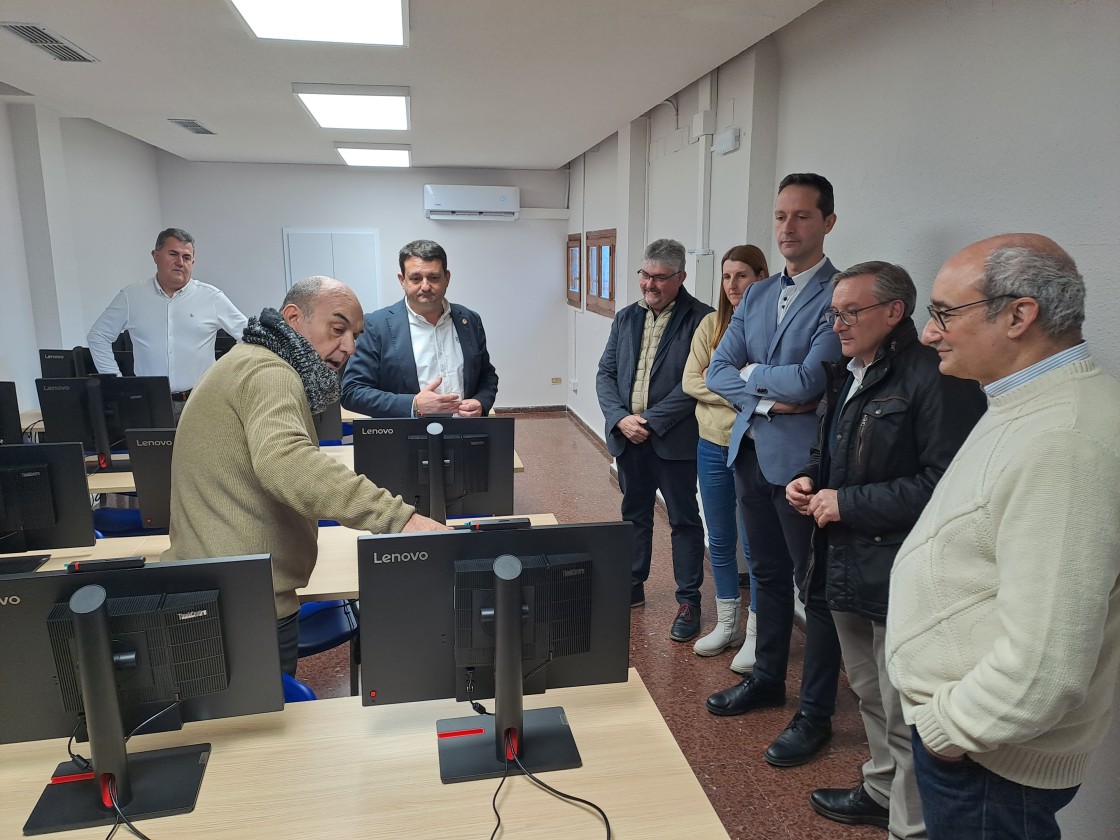 Alcañiz cuenta con un aula digitalizada en el Casino para los exámenes teóricos de la DGT