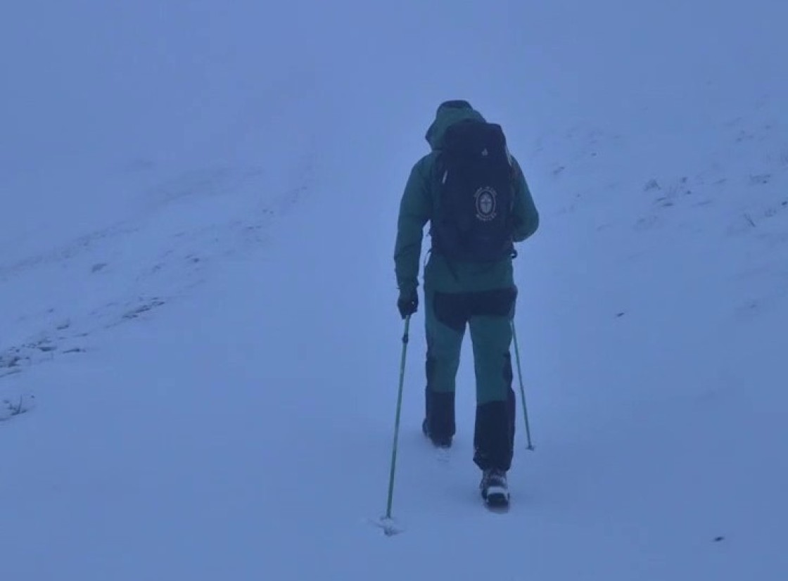 La Guardia Civil de Teruel rescata a dos personas atrapadas en un vehículo en Camarena de la Sierra