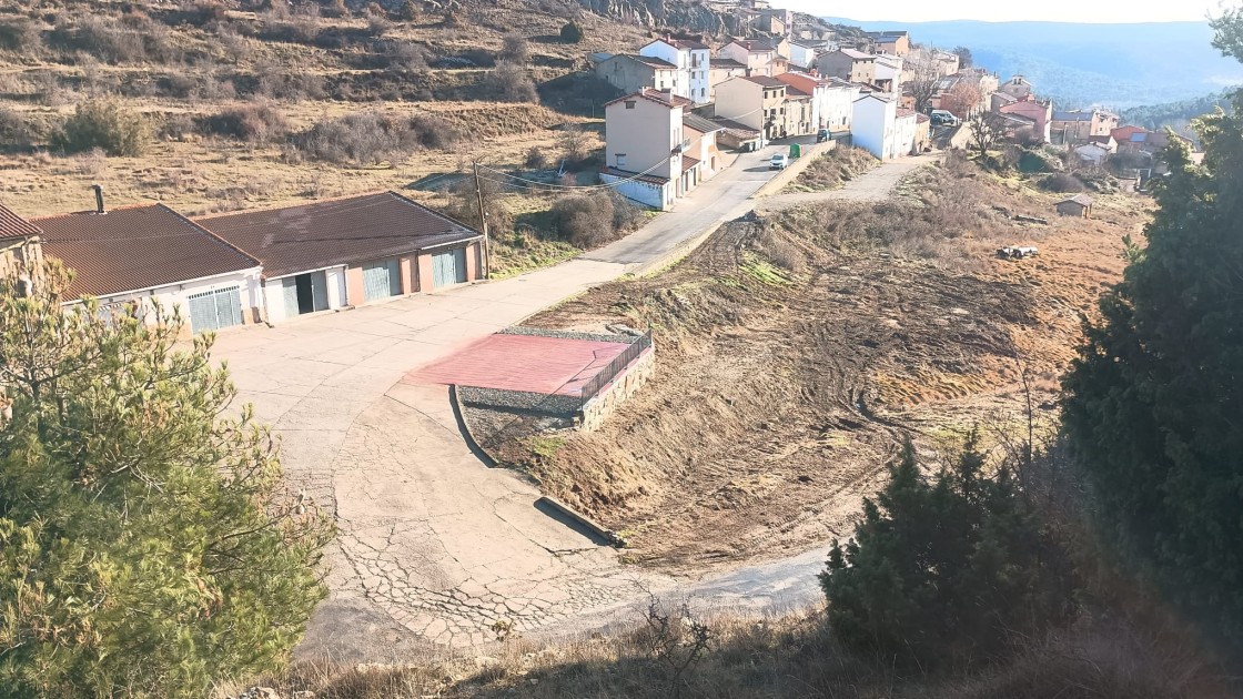 El Vallecillo construye una explanada para facilitar el aterrizaje del helicóptero sanitario