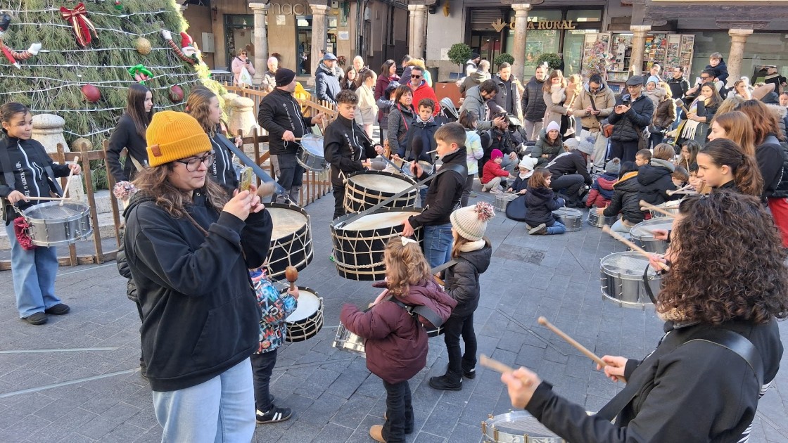 Tambores y bombos para despertar nuevas vocaciones entre los más pequeños