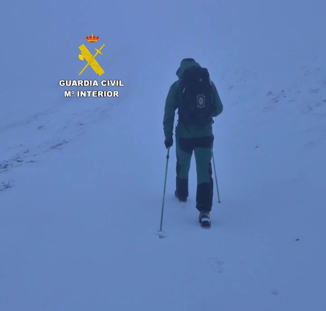 La Guardia Civil de Teruel rescata a dos personas atrapadas en un vehículo en Camarena de la Sierra