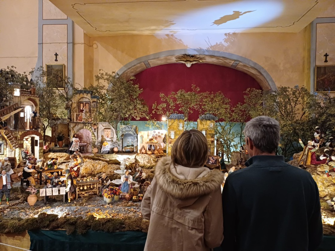 Figuras llegadas de Nápoles y vestidas con manos locales en el original belén de Gea