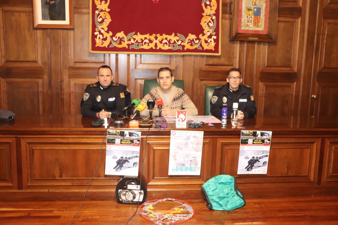 Un taller práctico enseña cómo poner las cadenas y maniobrar con nieve
