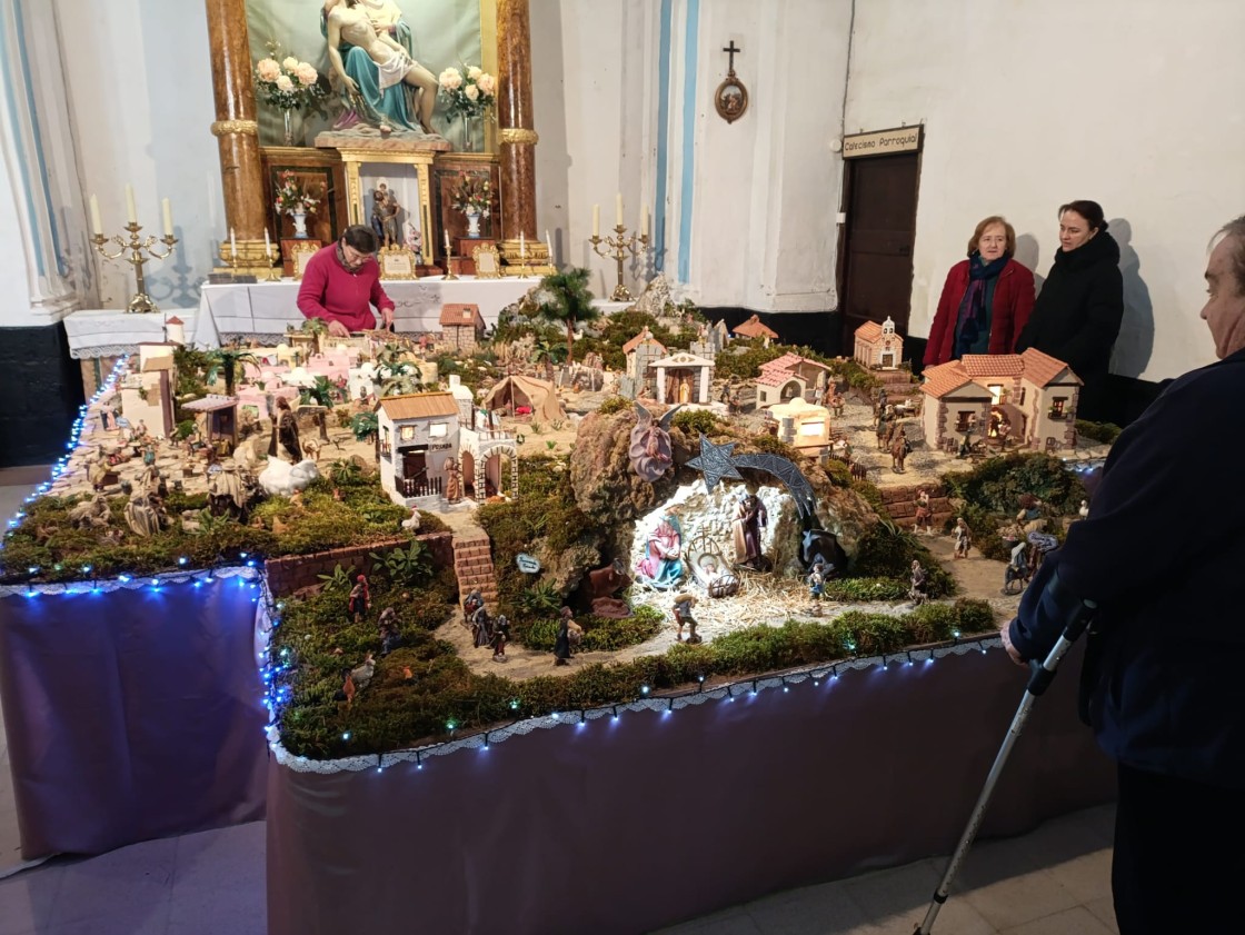 Las ermitas del Loreto y Santa Ana se suman al belén de Linares para darle personalidad