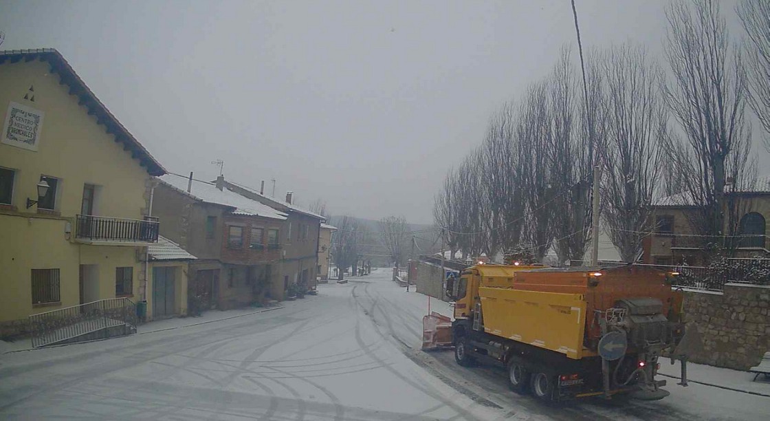 La nieve complica la circulación en una veintena de carreteras de la provincia de Teruel y obliga a usar cadenas