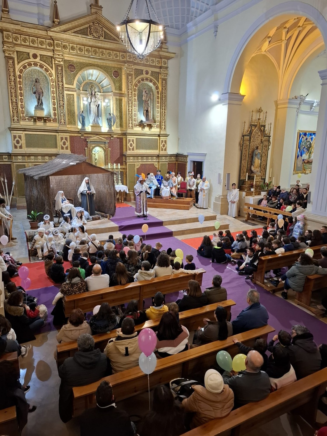 La ilusión de los turolenses más pequeños ayuda a los Magos a sobreponerse  al temporal de frío y nieve