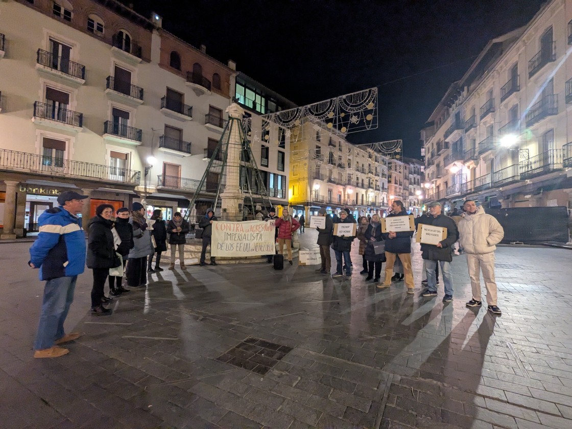 Una concentración anti Trump evidencia el apoyo de los venezolanos de Teruel a EEUU