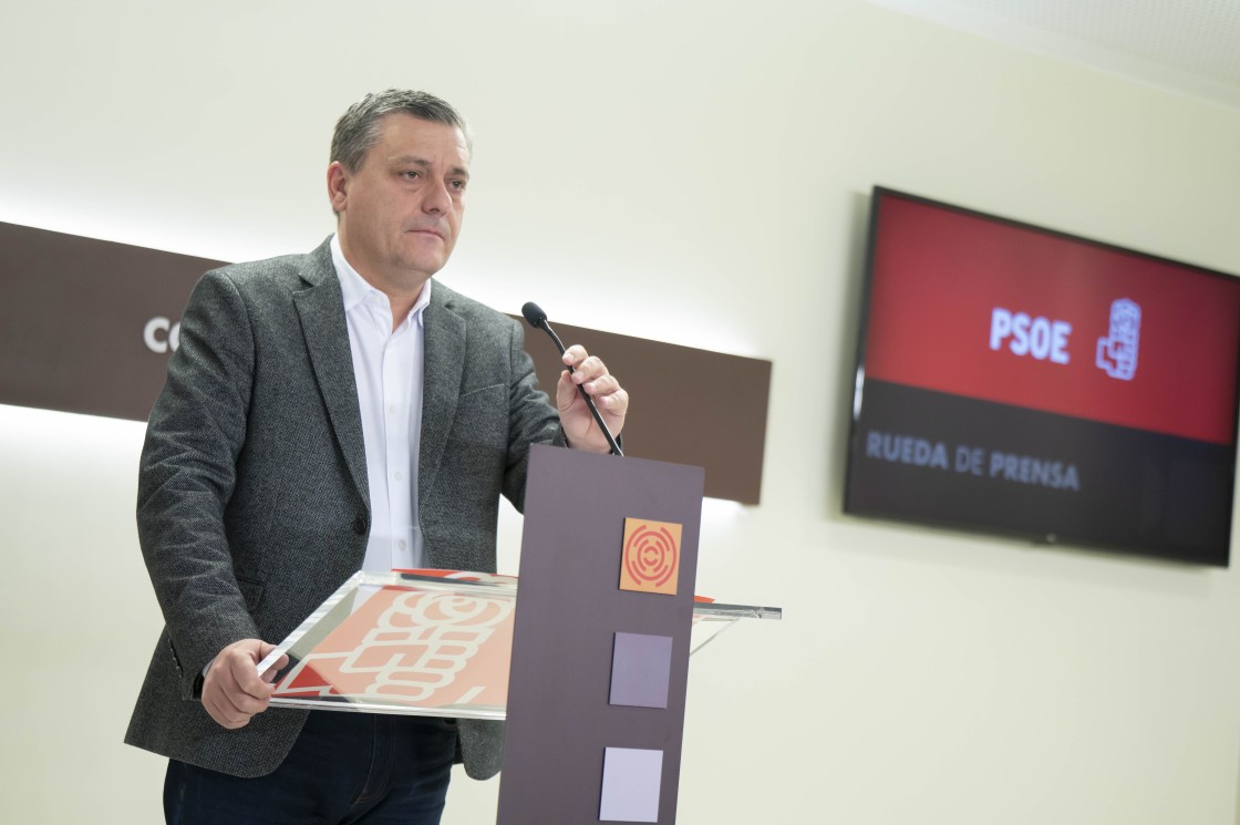 El PSOE defiende la nueva propuesta  y acusa al PP de recortar y privatizar